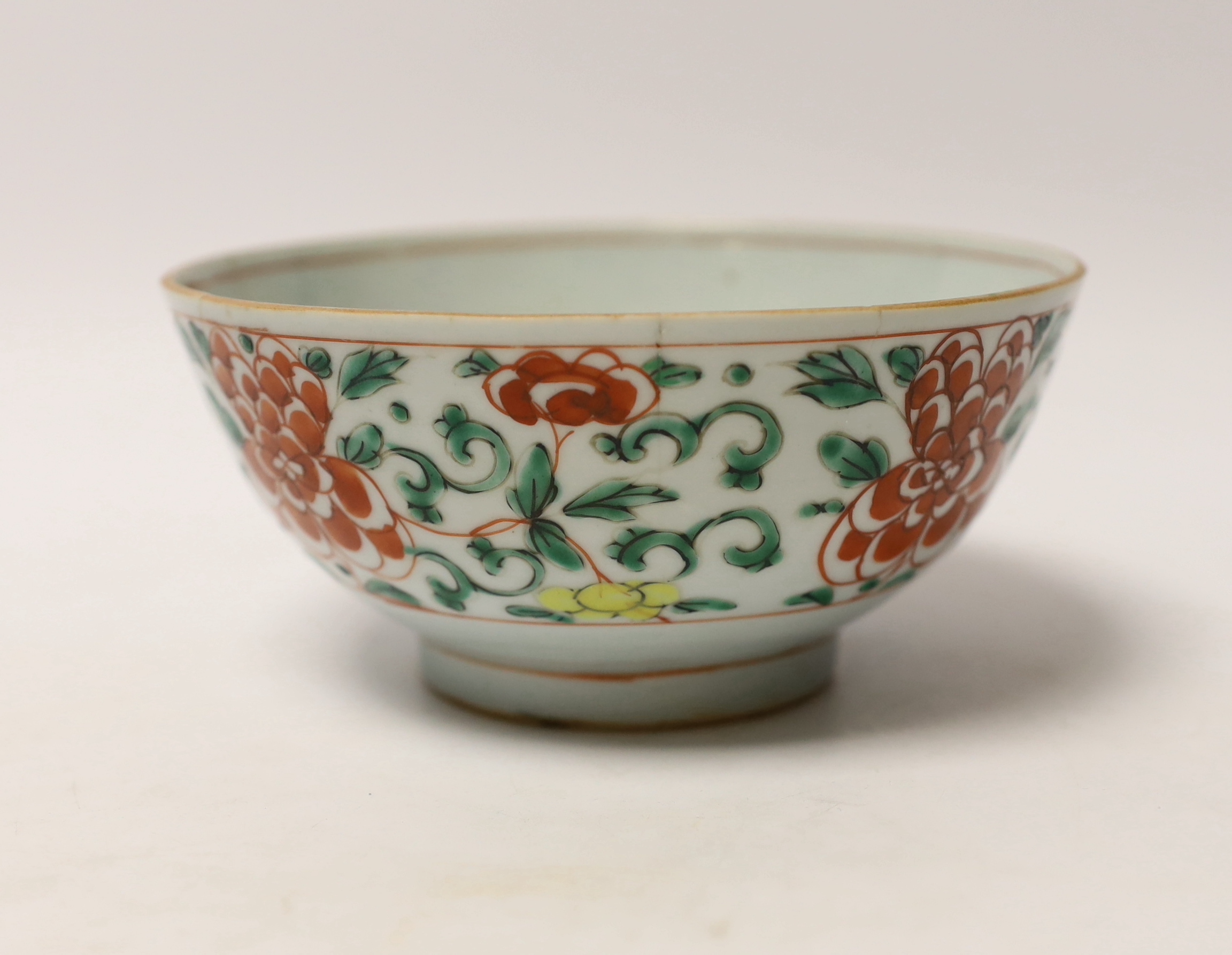 A Chinese Kangxi famille verte saucer dish and a bowl, bowl diameter 14cm